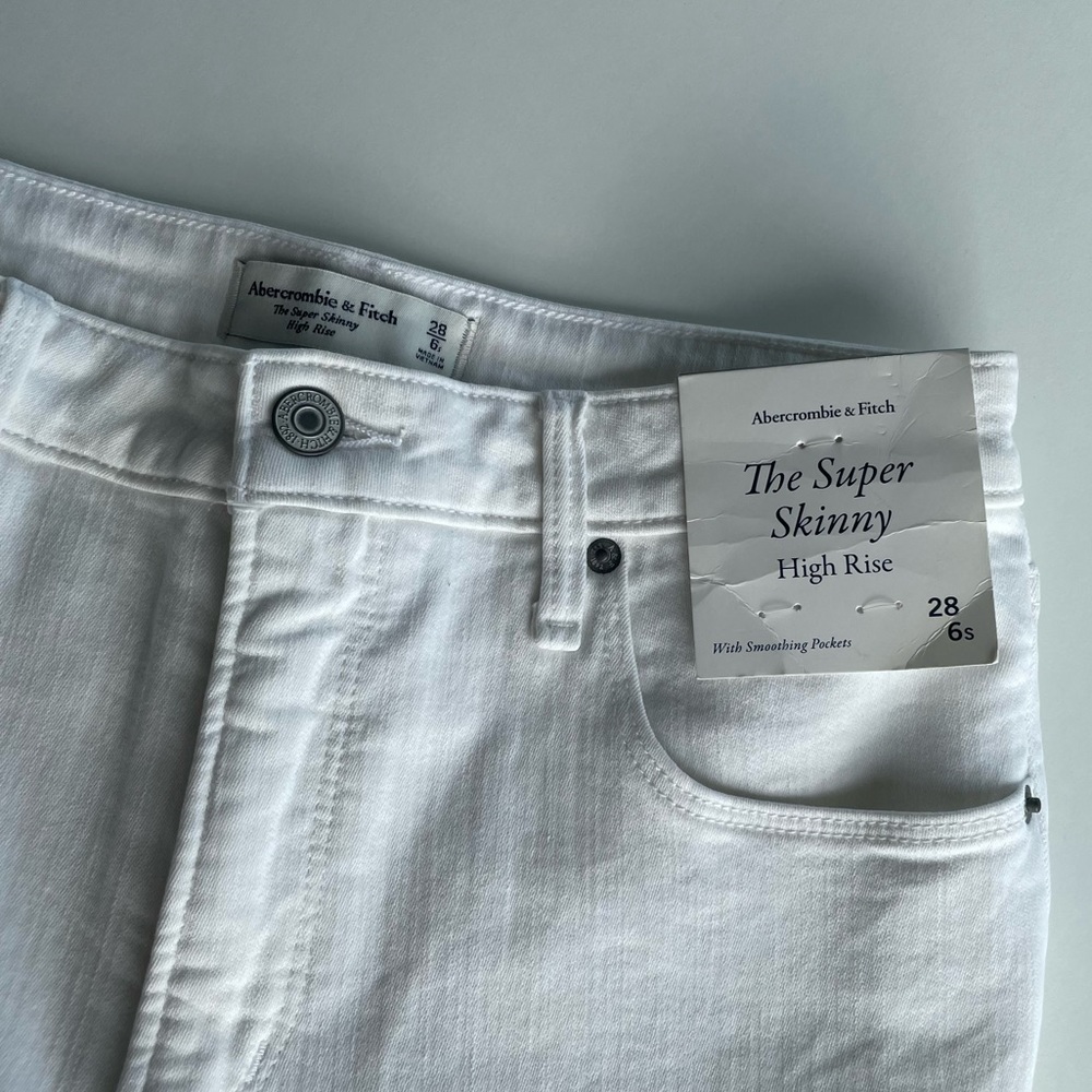 Abercrombie & Fitch White Super Skinny High Rise Jeans. Size 28 or 6 short.